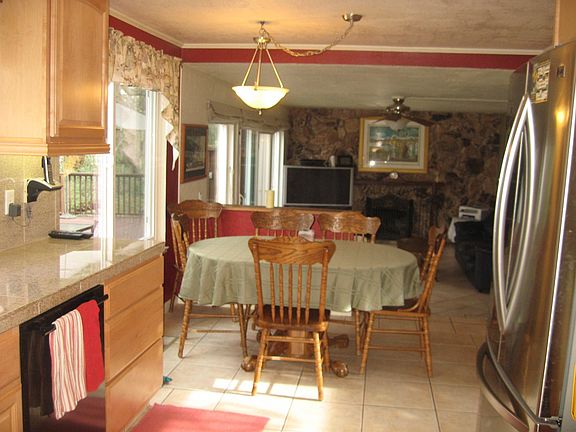 Kitchen & Brealfast Area