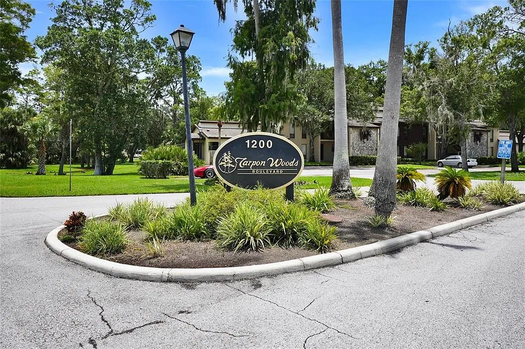2 bed, 2.0 bath, 1220 sqft, $1,900 — Photo 2