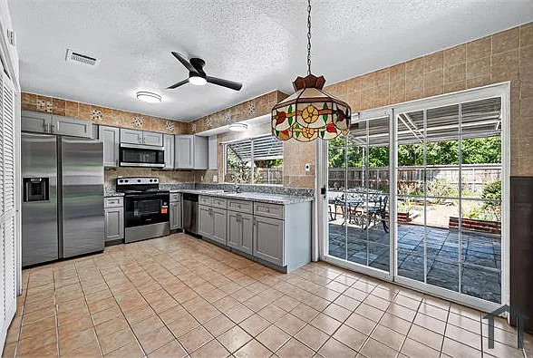 1119 Pinecroft Dr — Photo 2