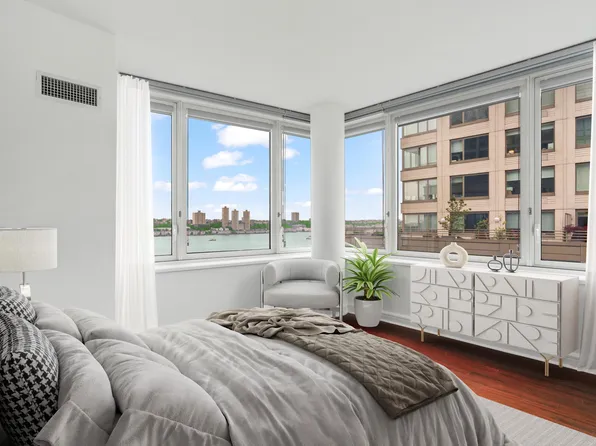 80 Riverside Boulevard image 13 of 22