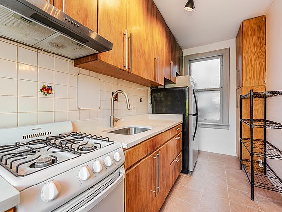 3rd image of 168 Johnson Ave #2