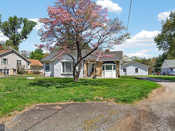 3rd image of 1018 Valleybrook Rd