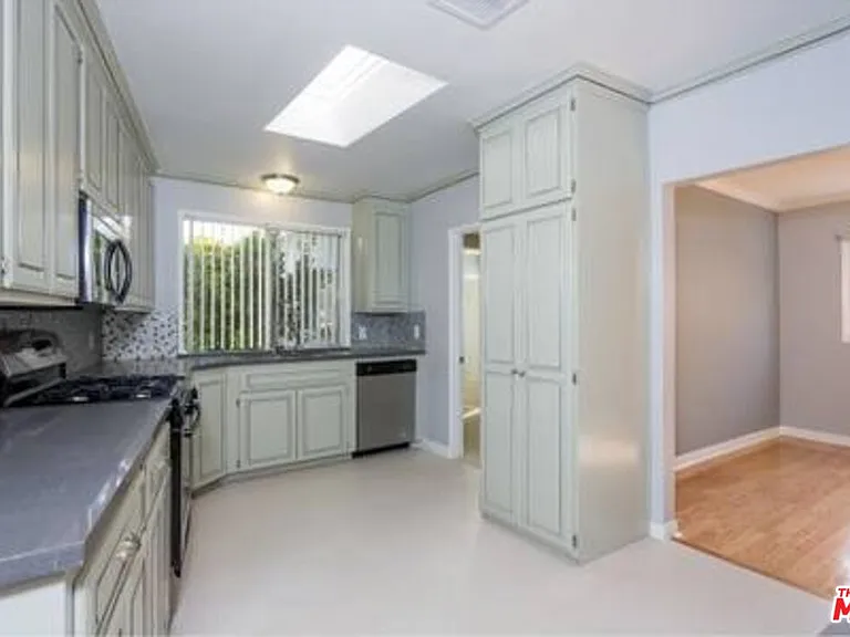 5049 Serrania Ave — Photo 6