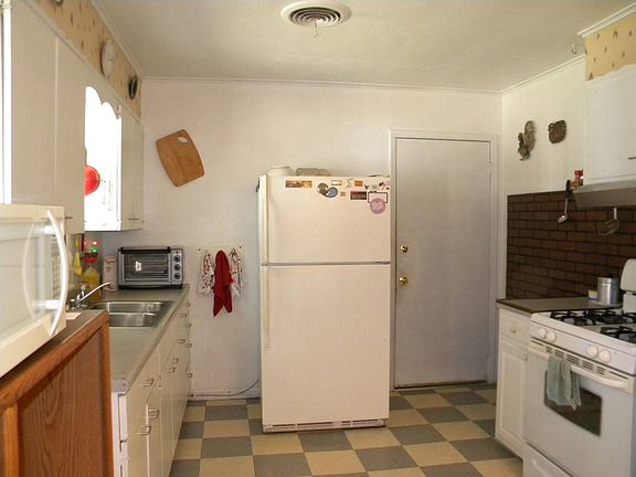 5th image of 604 N Willard St