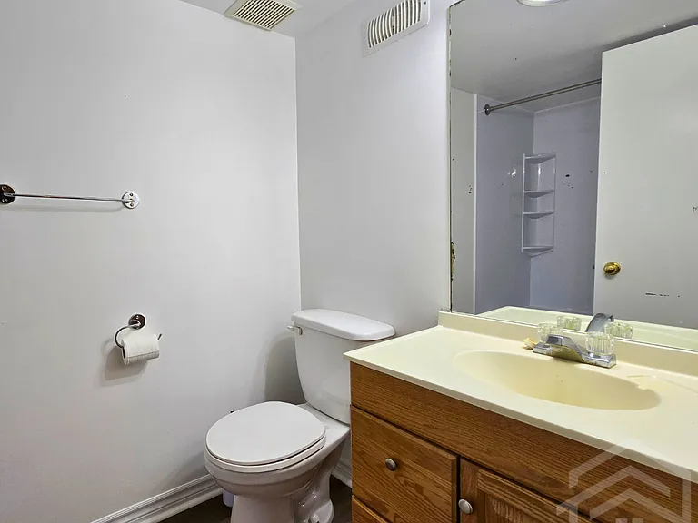 344 Simcoe St #2 — Photo 6