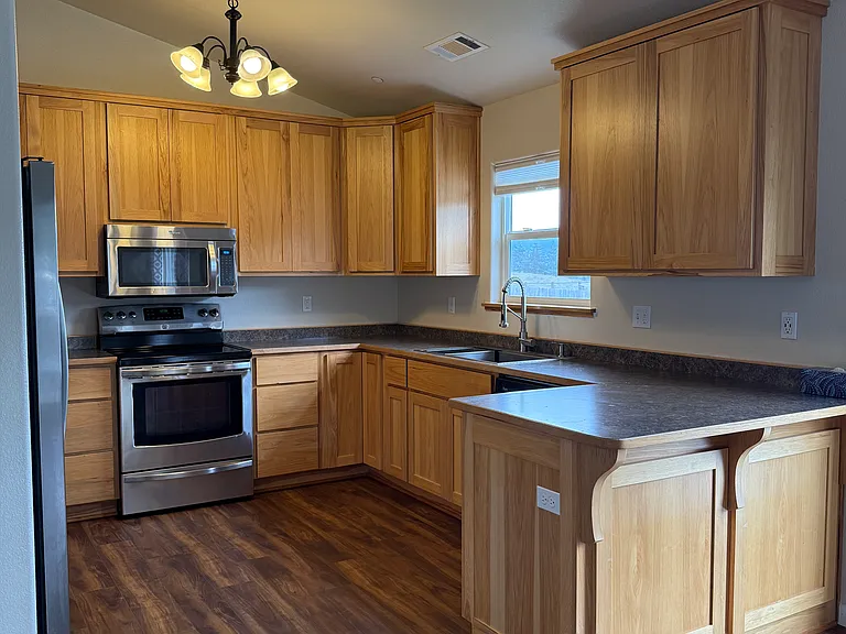 1079 Hilltop Dr — Photo 3
