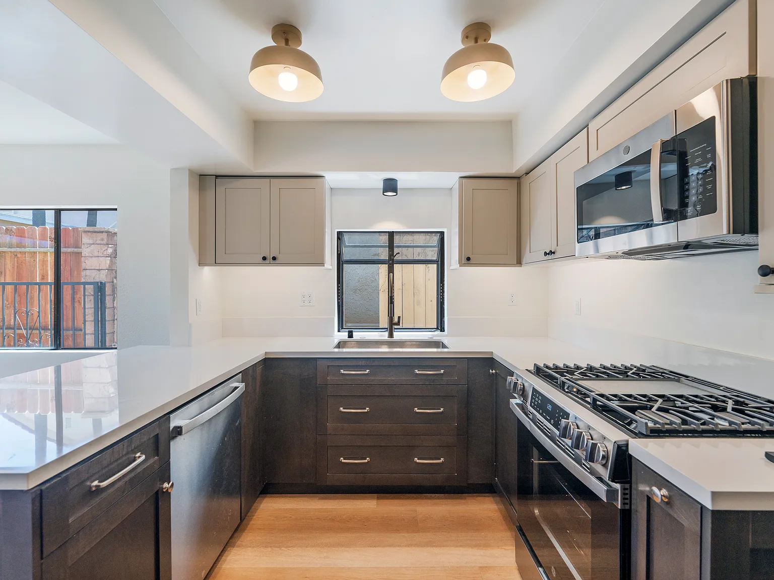 4 bed, 2000 sqft, $5,350 — Photo 3