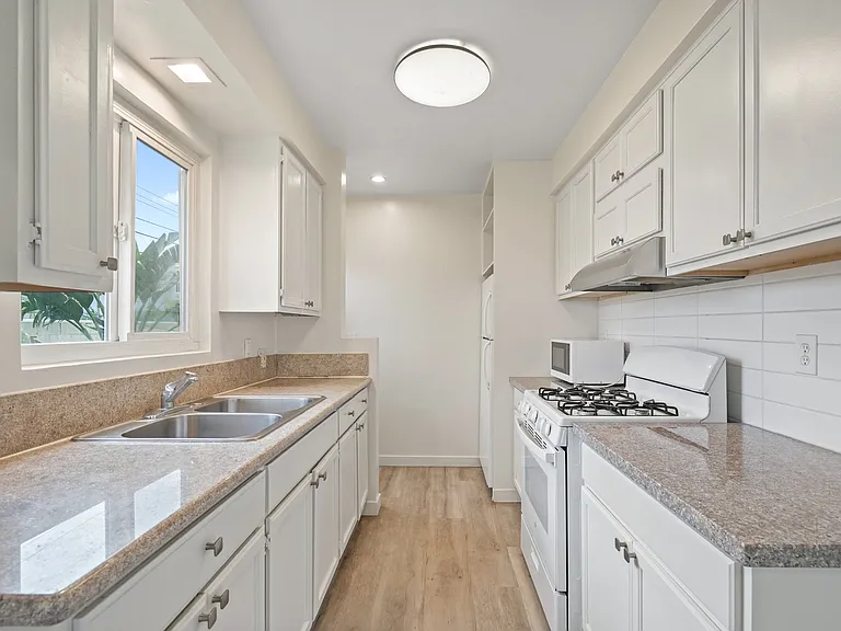 5943 Carlton Way #10 — Photo 7