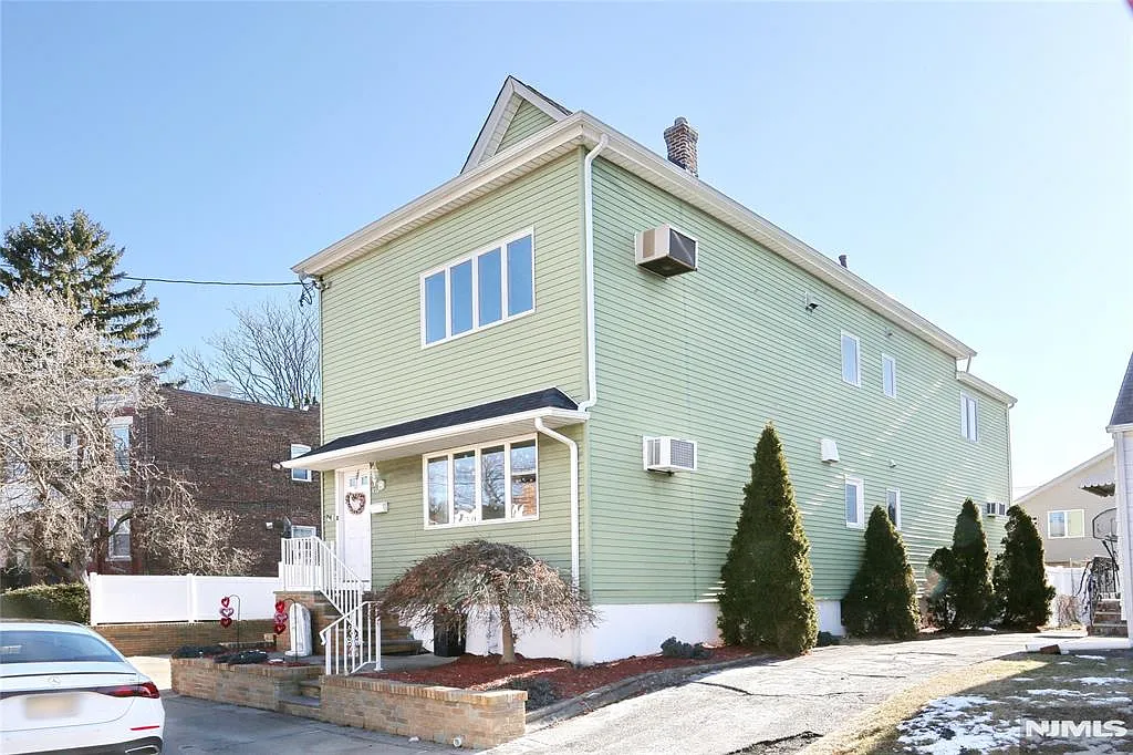 3 bed, 1.5 bath, $2,800 — Photo 1