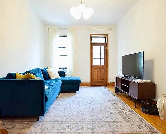 4th image of 143 W 75th St