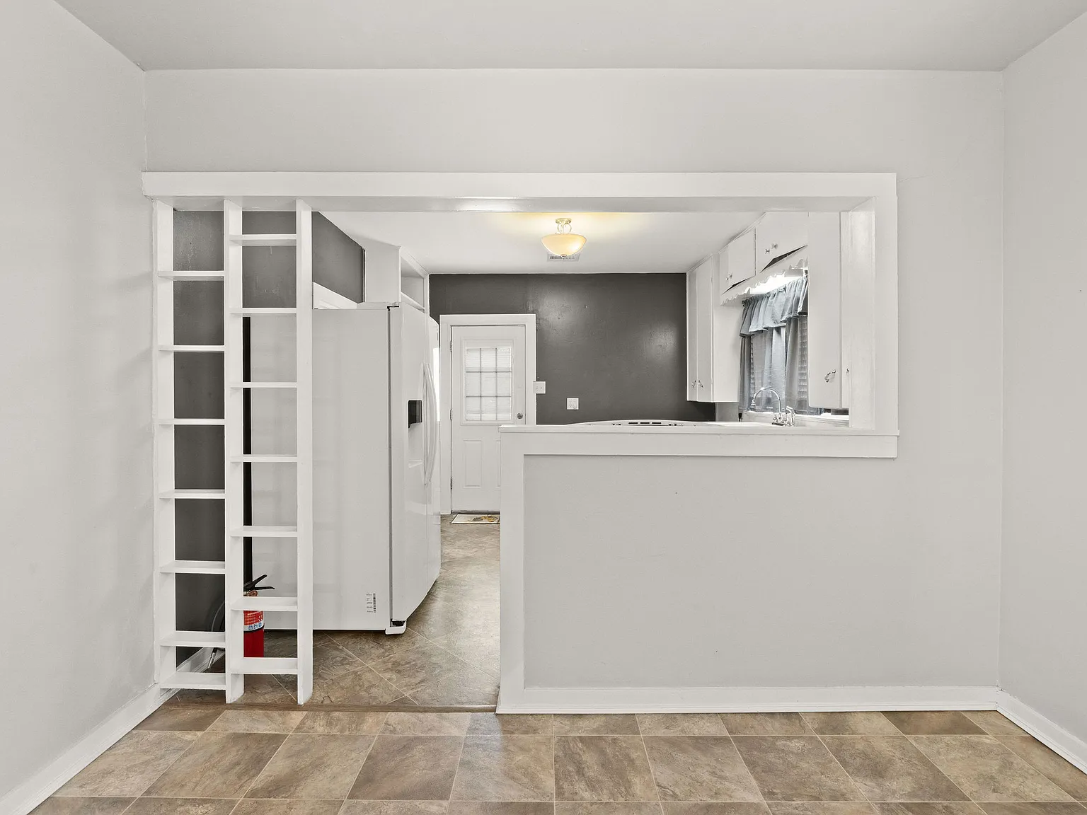 3 bed, 1100 sqft, $1,100 — Photo 1