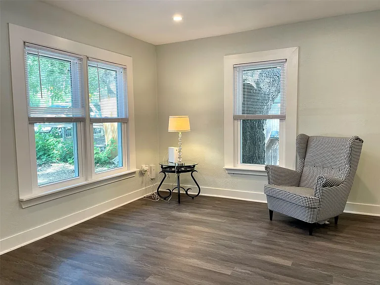 807 E Riverside Dr #B — Photo 5