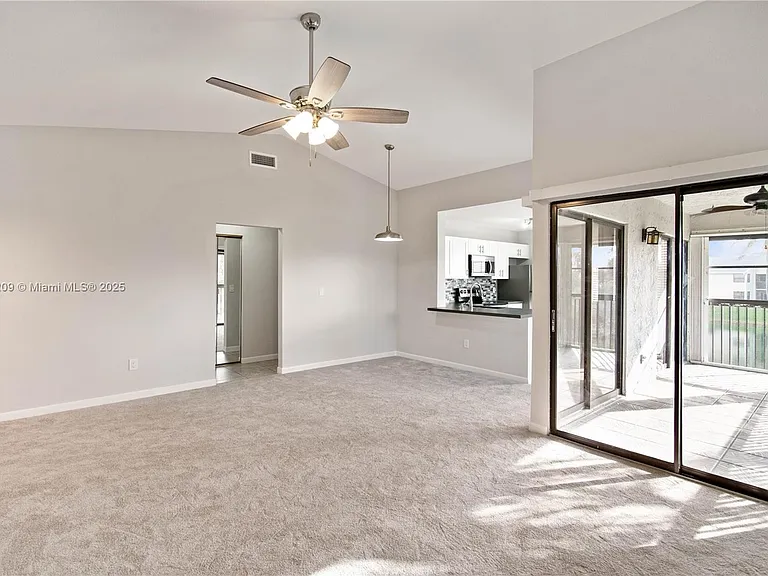 1197 Washington Cir #1197A — Photo 7