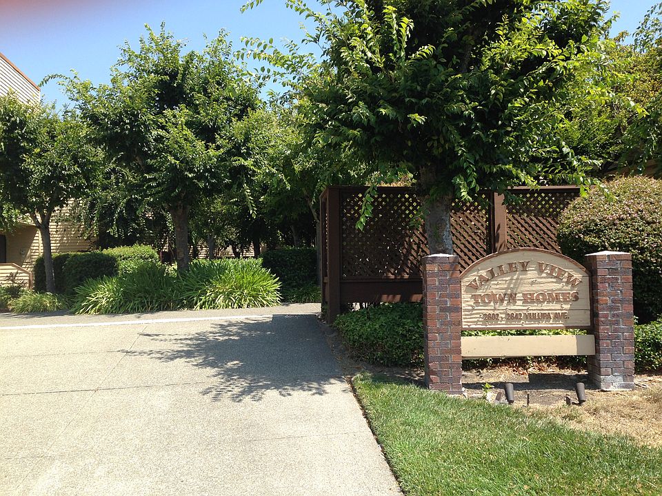Entrance to Valley View Townhomes from Yulupa Ave