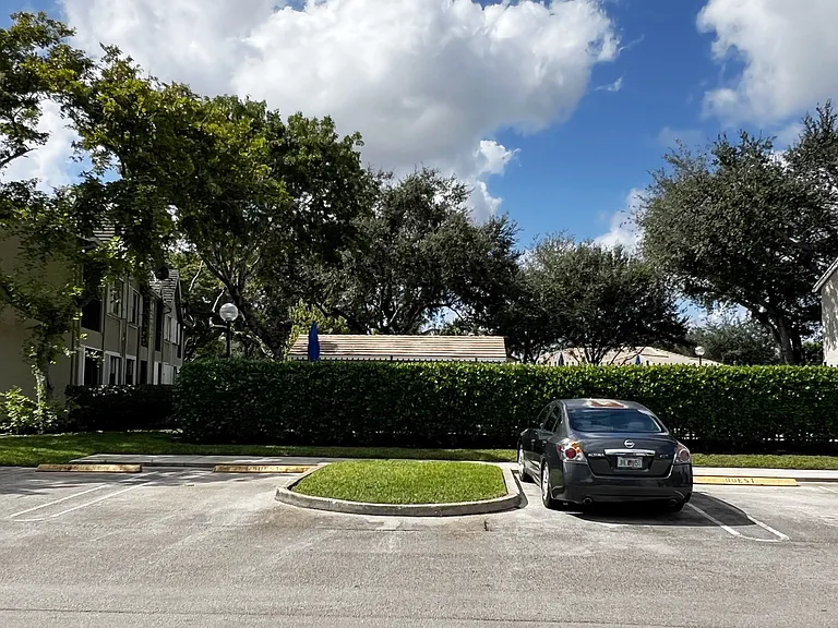 9617 Riverside Dr #6 — Photo 35