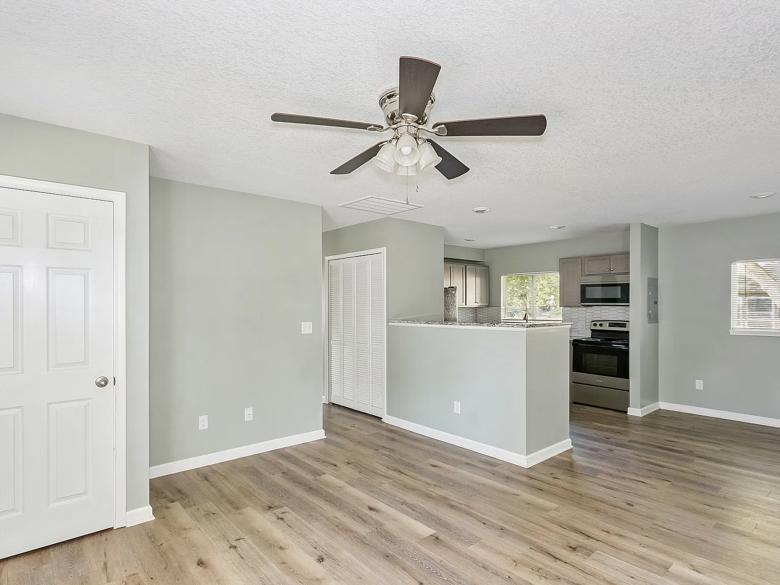 3 bed, 840 sqft, $1,345 — Photo 3