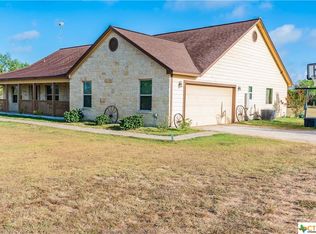 155 Skyline Dr, Cuero, TX 77954