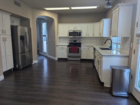 87 W Tivoli Ln, Clovis, CA 93619