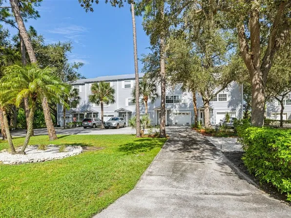 556 Ryans Woods Ln, Palm Harbor, FL 34683
