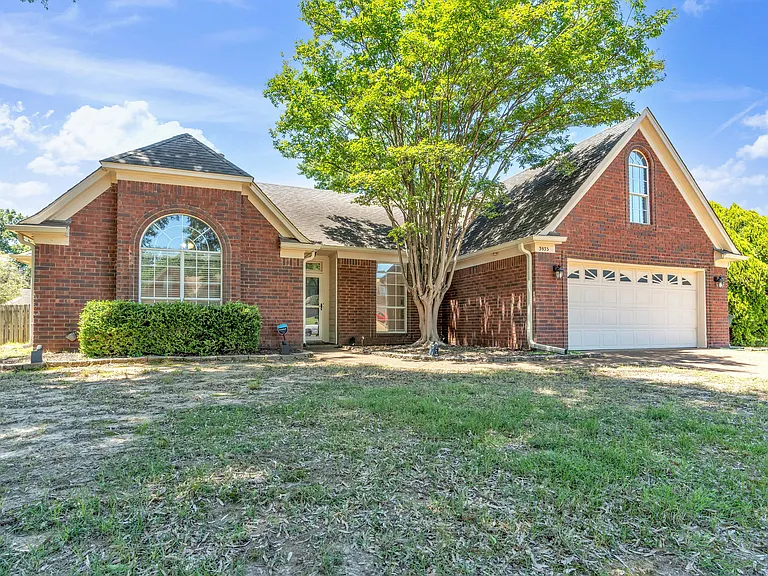 3933 Oak Forest Dr — Photo 4