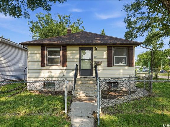 2nd image of 806 L AVENUE N