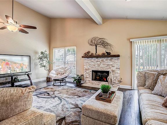 5th image of 213 Surrey Dr