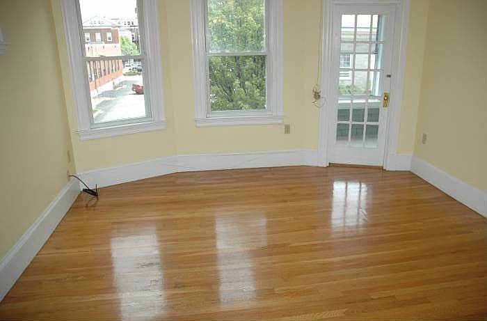 Living rm w/shiny hdwd