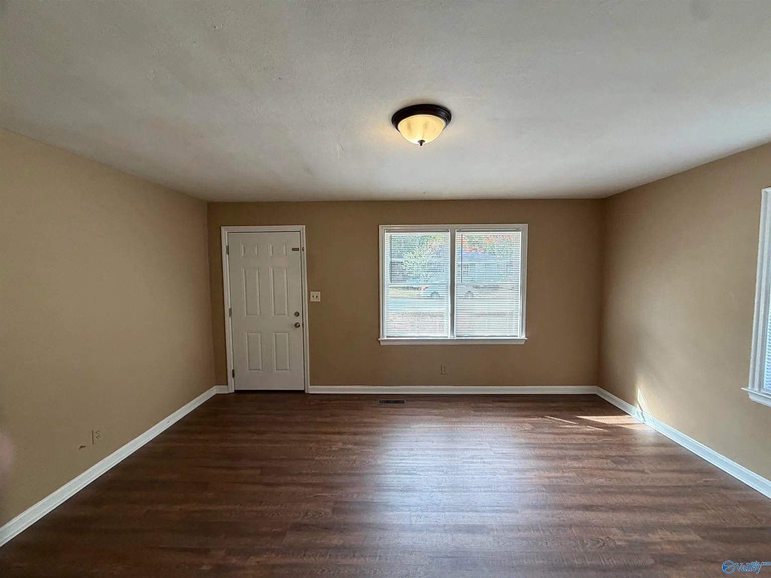 3 bed, 2.0 bath, 1200 sqft, $1,300 — Photo 4