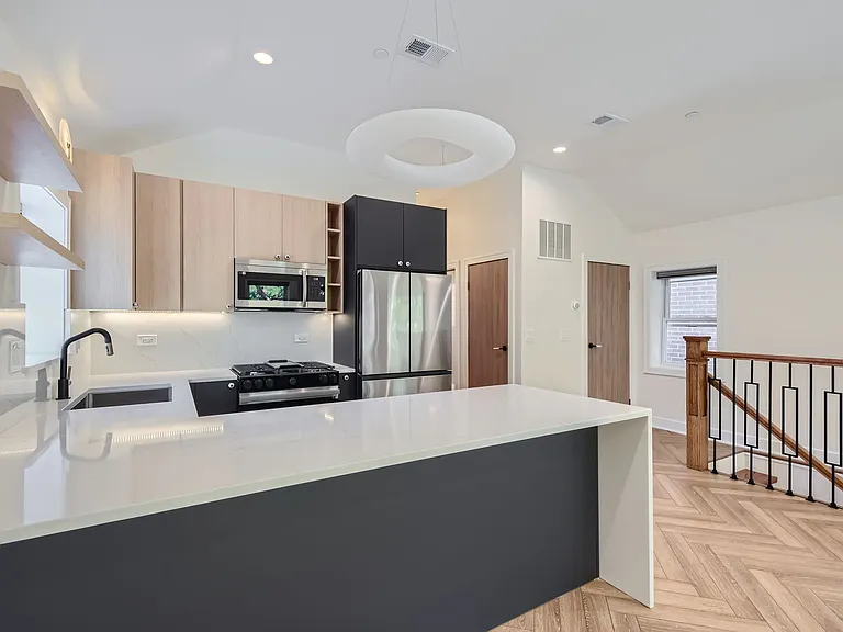 1242 W Winnemac Ave #1W — Photo 7