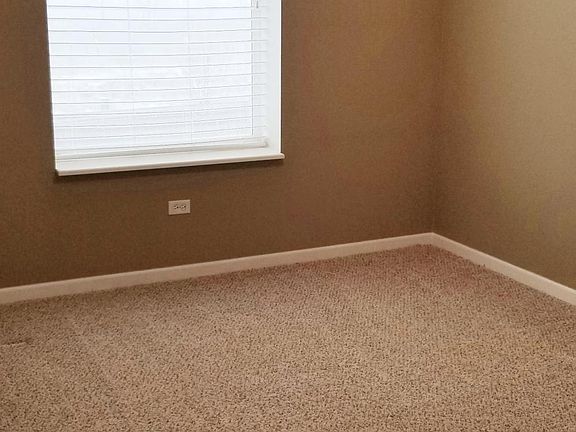 5th image of 400 Village Cir Unit 3-4