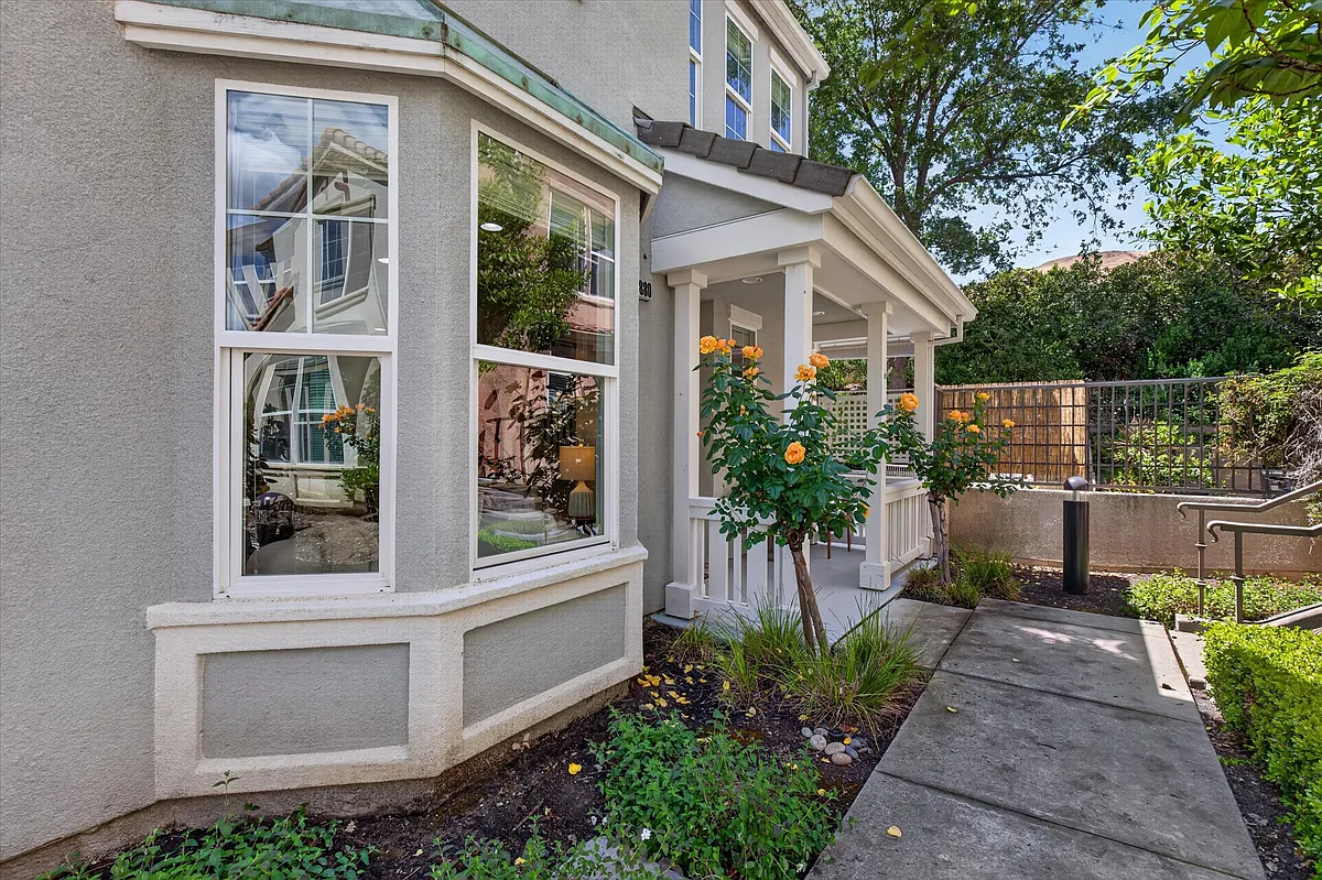 Building Photo - 5880 Hillbrook Pl