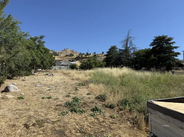 Laurel St, Wofford Heights, CA 93285