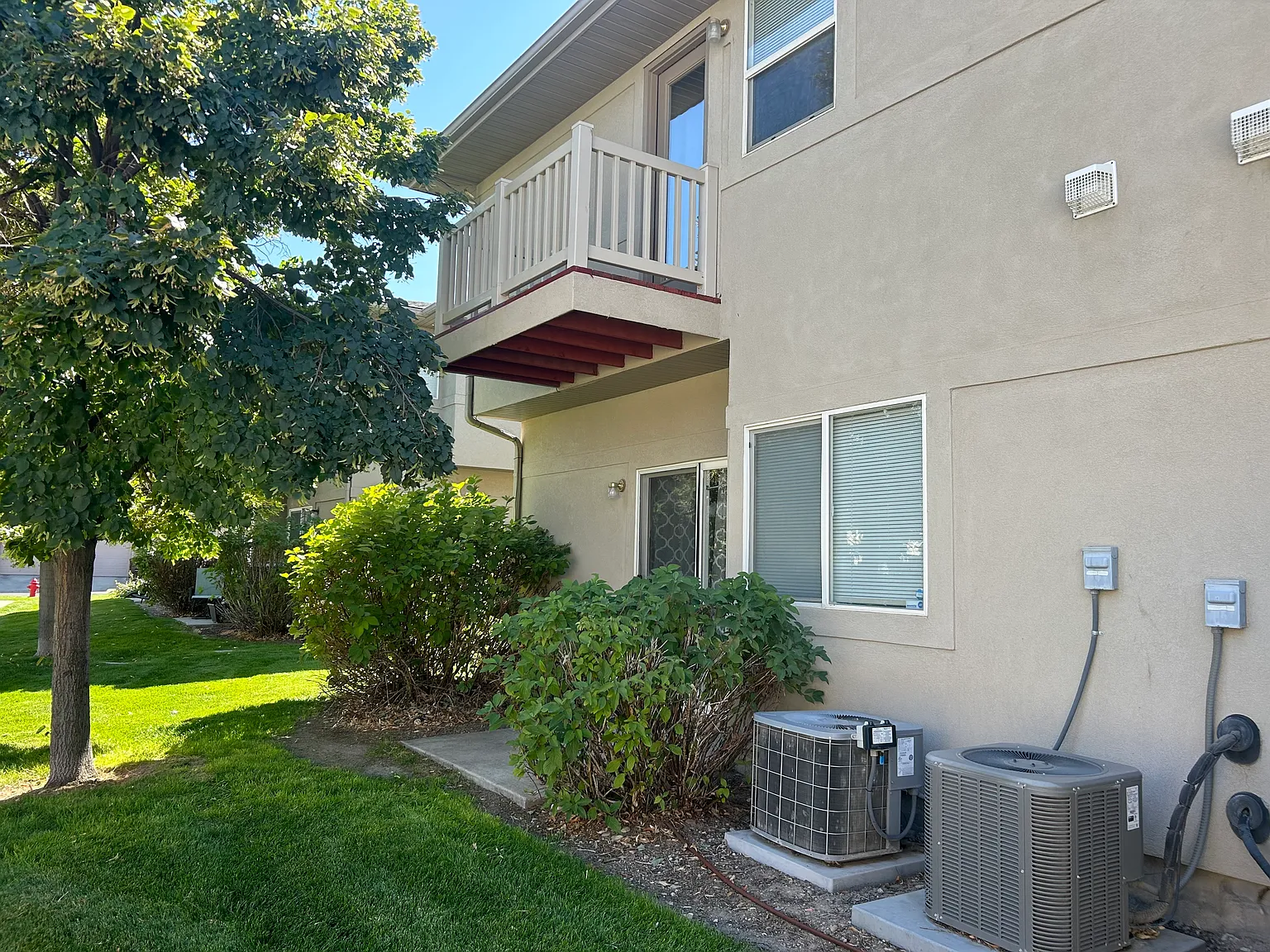 3 bed, 2.5 bath, 1374 sqft, $2,150 — Photo 3