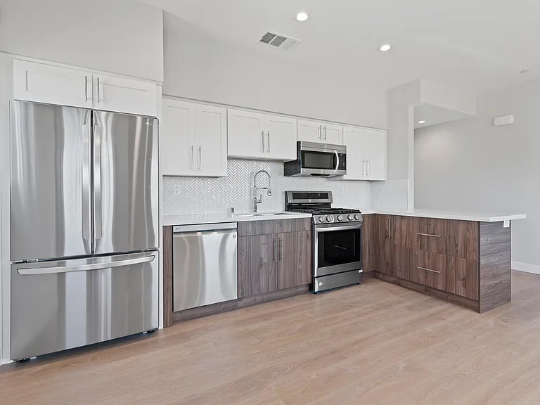 761 Cerro Gordo Ave — Photo 2