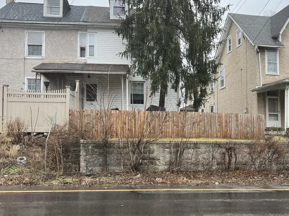 1209 Ben Franklin Hwy E, Douglassville, PA 19518