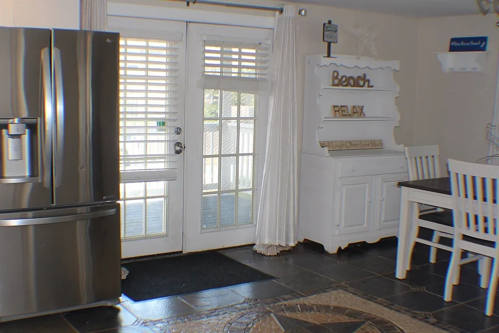 2 bed, 1.0 bath, 1150 sqft, $2,200 — Photo 3