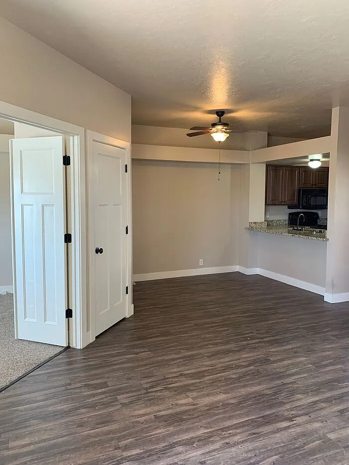 2 bed, 1.0 bath, 919 sqft, $1,595 — Photo 2