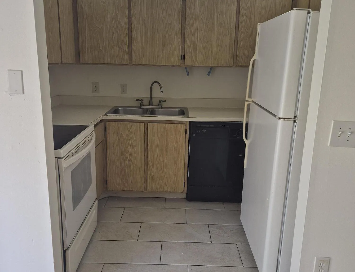 2 bed, 1.0 bath, 1050 sqft, $2,200 — Photo 2
