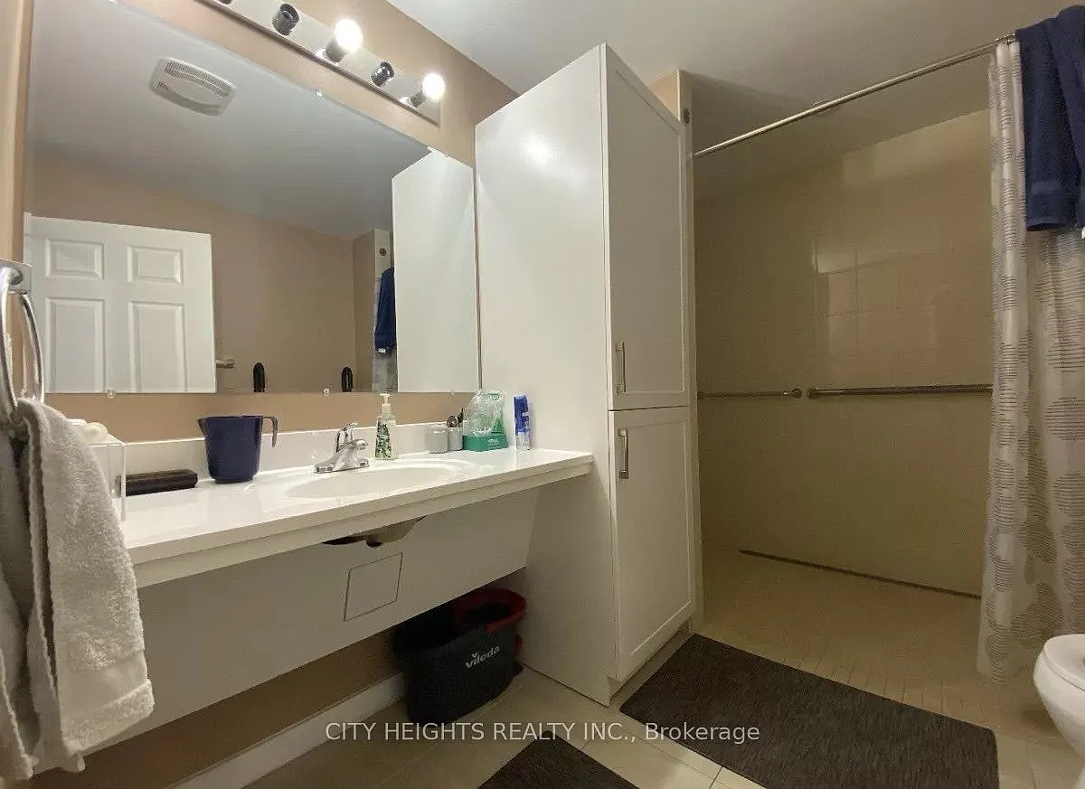 4 bed, $2,700 — Photo 4