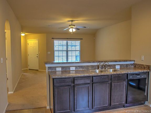 5th image of 2809 W Glendale St