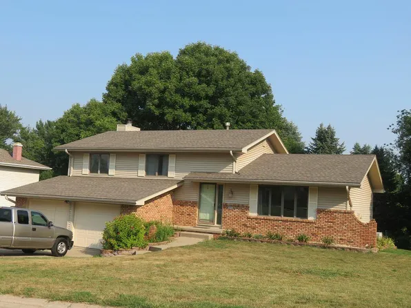 225 Kingsridge Dr, Council Bluffs, IA 51503