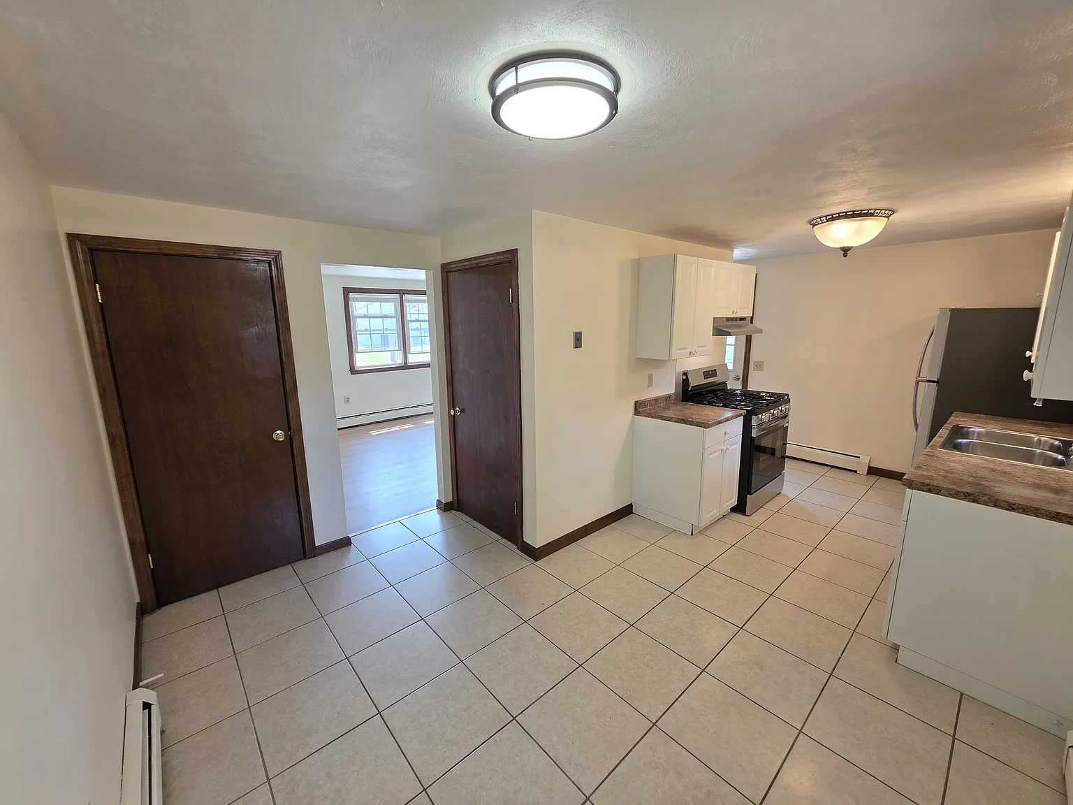  19 Wamsetta Ave 2-Floors 2b/1b Renovated! Yard! 1petok Laundry! Prkg — Photo 4