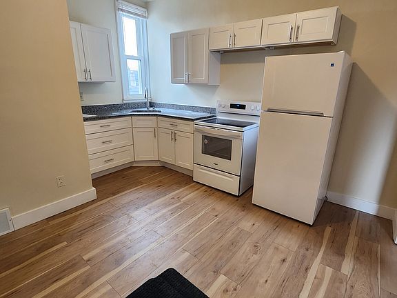 5th image of 146 E Hazelhurst St APT 6