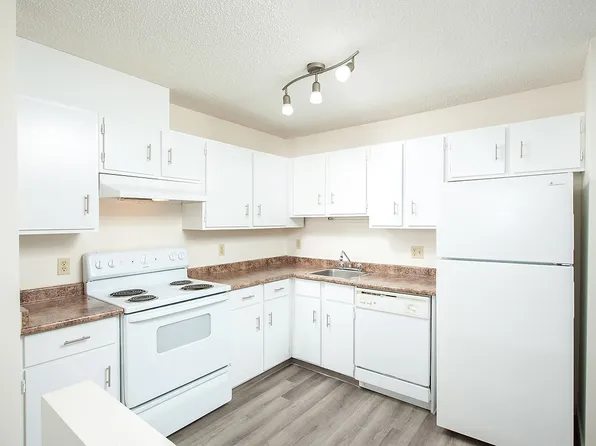 2203 38th St NW, Edmonton, AB T6L 4E5