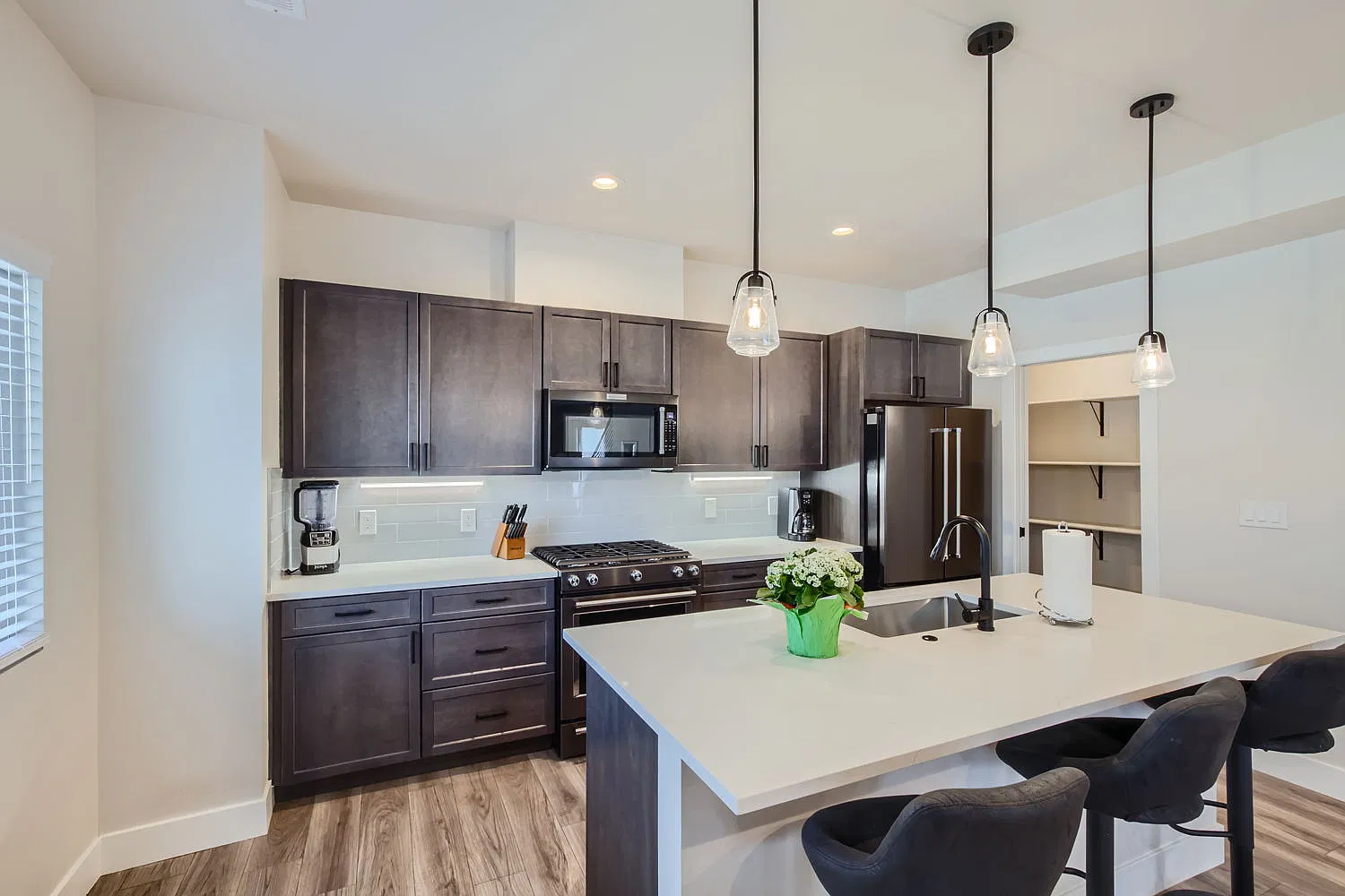3 bed, 3.5 bath, 1900 sqft, $5,000 — Photo 1