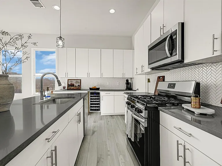3313 Baer St — Photo 8