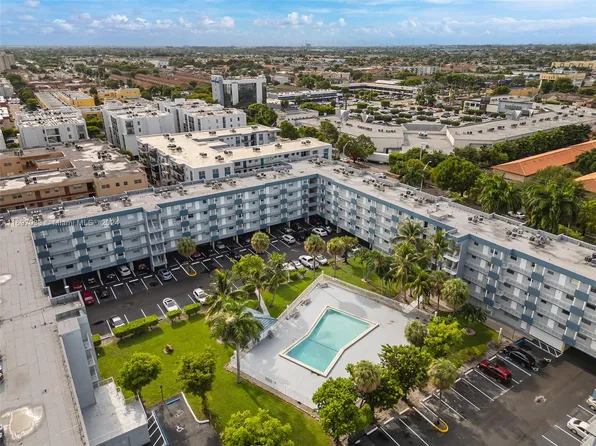 1655 W 44th Pl APT 426, Hialeah, FL 33012