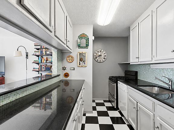 3rd image of 531 Main St APT 1007