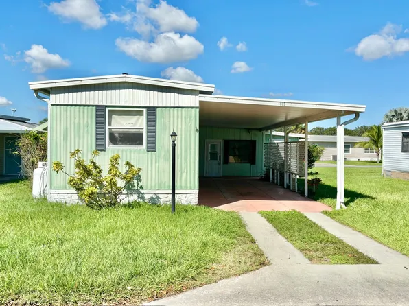 693 Pinewood Blvd, Barefoot Bay, FL 32976