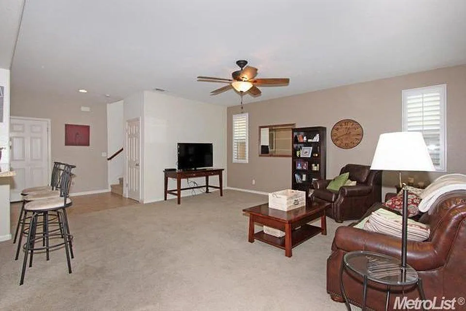 2264 Ellesmere Loop — Photo 4